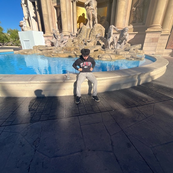 Poshmark profile picture for @economies